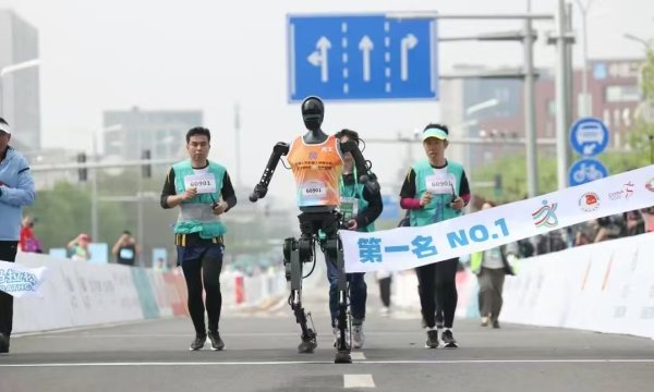 申捷策略 2时40分42秒跑完半马！你能跑赢人形机器人吗？